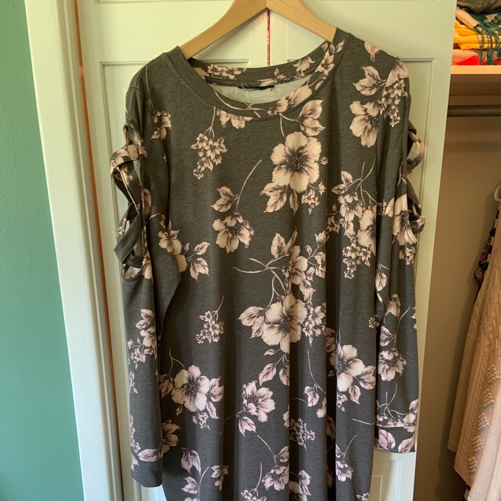 Peekaboo shoulder tunic sweater. Grey w/floral